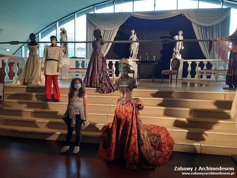 wystawa elementów scenografii, rekwizytów, kostiumów pochodzących ze spektakli będących w repertuarze Opery Krakowskiej